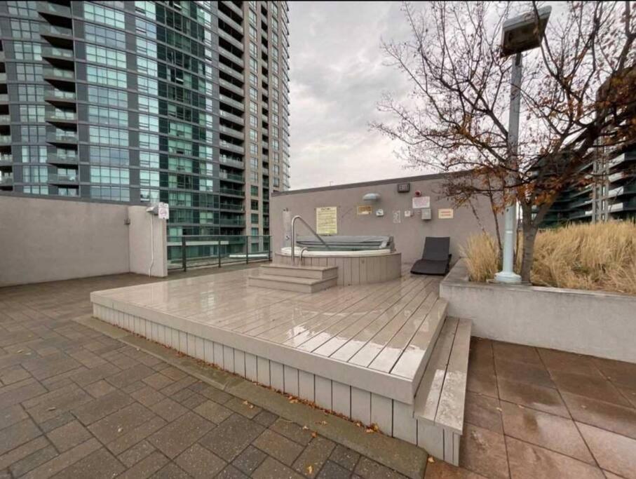 Cn Tower View With Free Parking, Pool, & More Amenities Toronto Zewnętrze zdjęcie