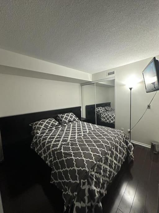 Cn Tower View With Free Parking, Pool, & More Amenities Toronto Zewnętrze zdjęcie