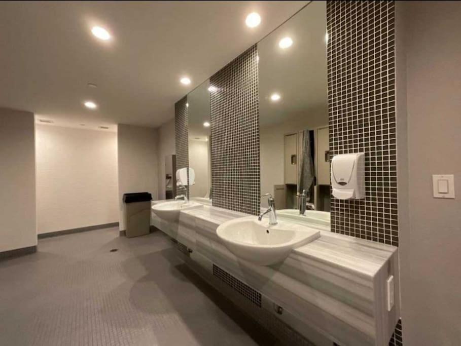 Cn Tower View With Free Parking, Pool, & More Amenities Toronto Zewnętrze zdjęcie