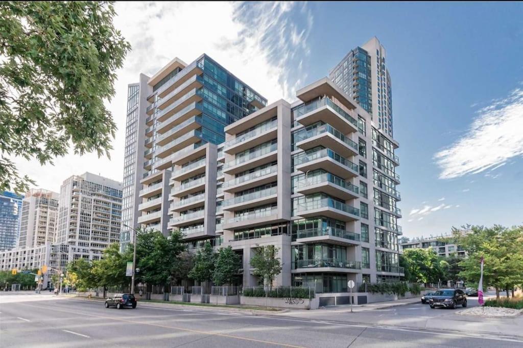 Cn Tower View With Free Parking, Pool, & More Amenities Toronto Zewnętrze zdjęcie