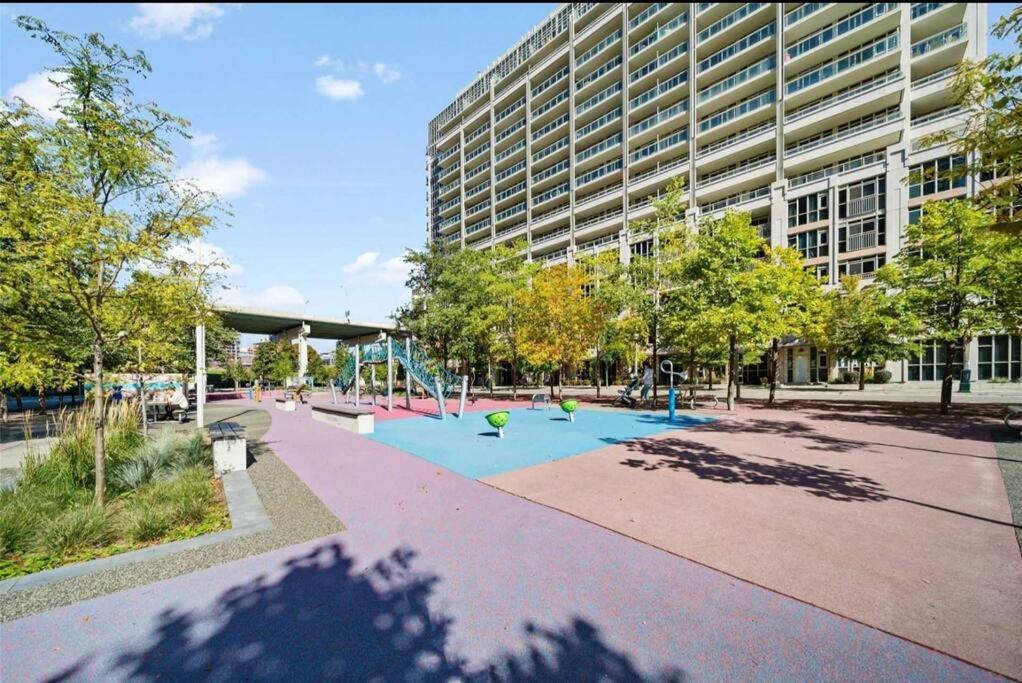 Cn Tower View With Free Parking, Pool, & More Amenities Toronto Zewnętrze zdjęcie
