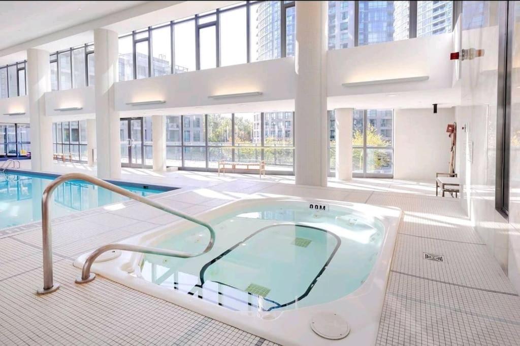 Cn Tower View With Free Parking, Pool, & More Amenities Toronto Zewnętrze zdjęcie