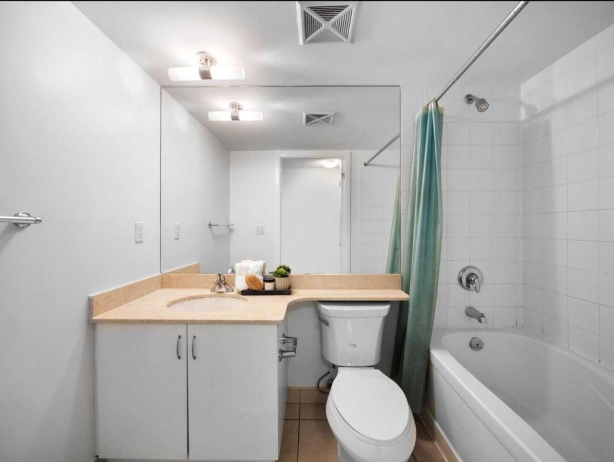Cn Tower View With Free Parking, Pool, & More Amenities Toronto Zewnętrze zdjęcie